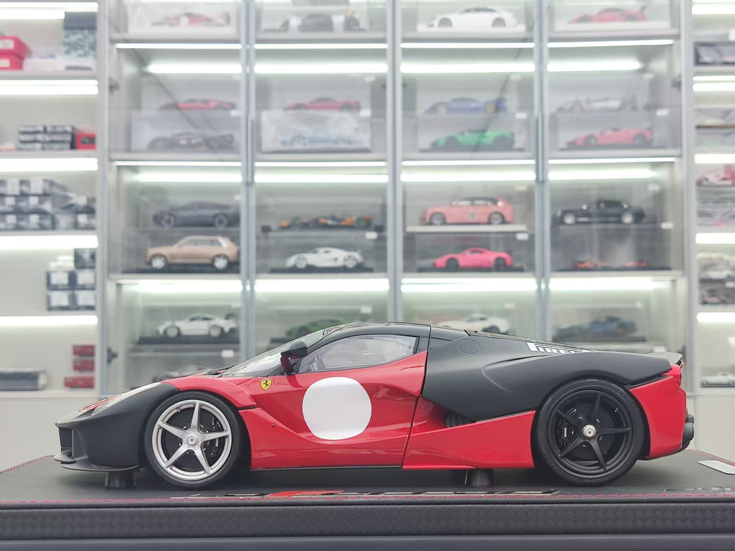 BBR 1/18 Ferrari Laferrari Test Fiorano Red/Matte Black BBR182236ST