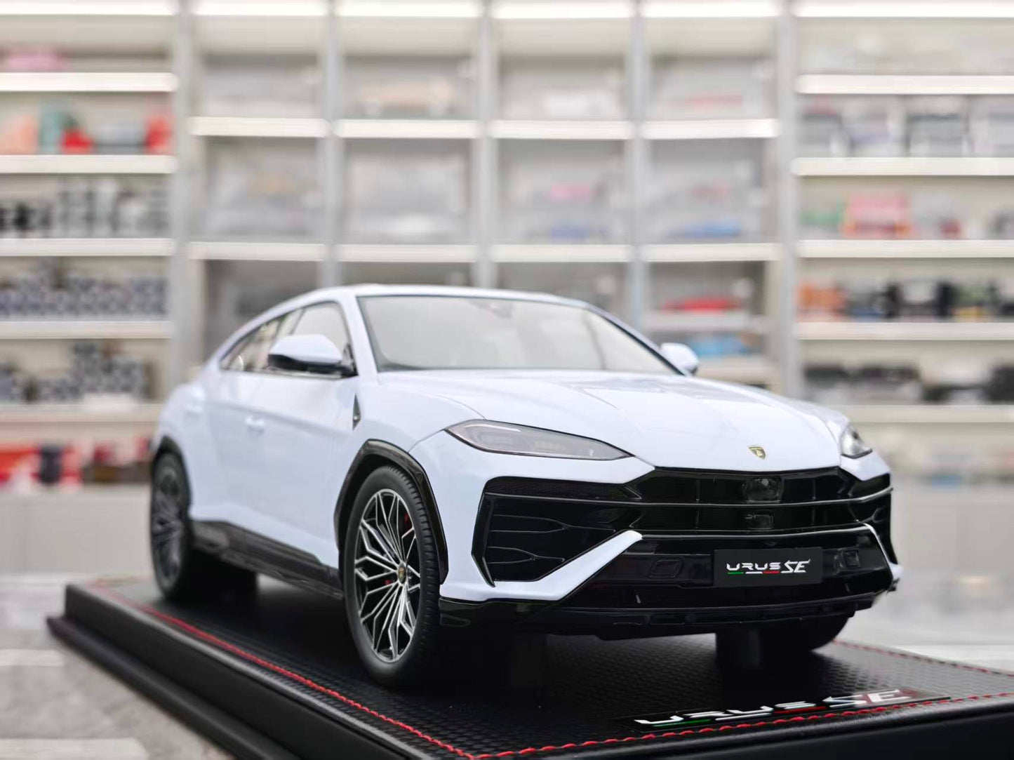 MR 1/18 Lamborghini Urus SE Sapphire White LAMBO061B