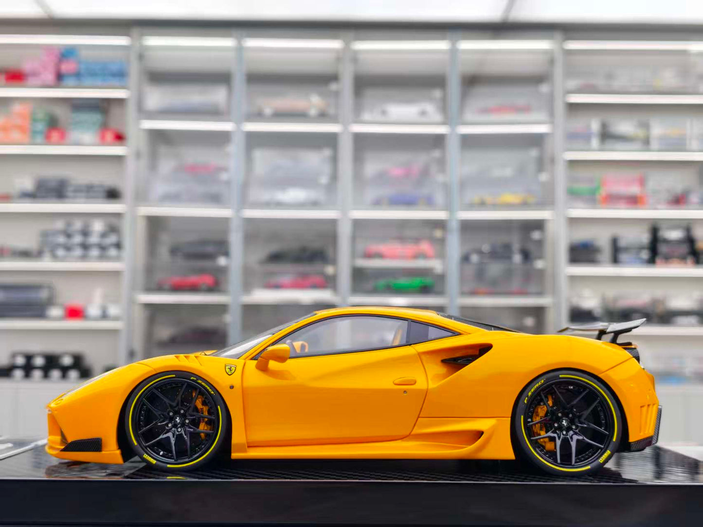 CE 1/18 Ferrari Novitec 488GTB N-Largo Standard Yellow CE004