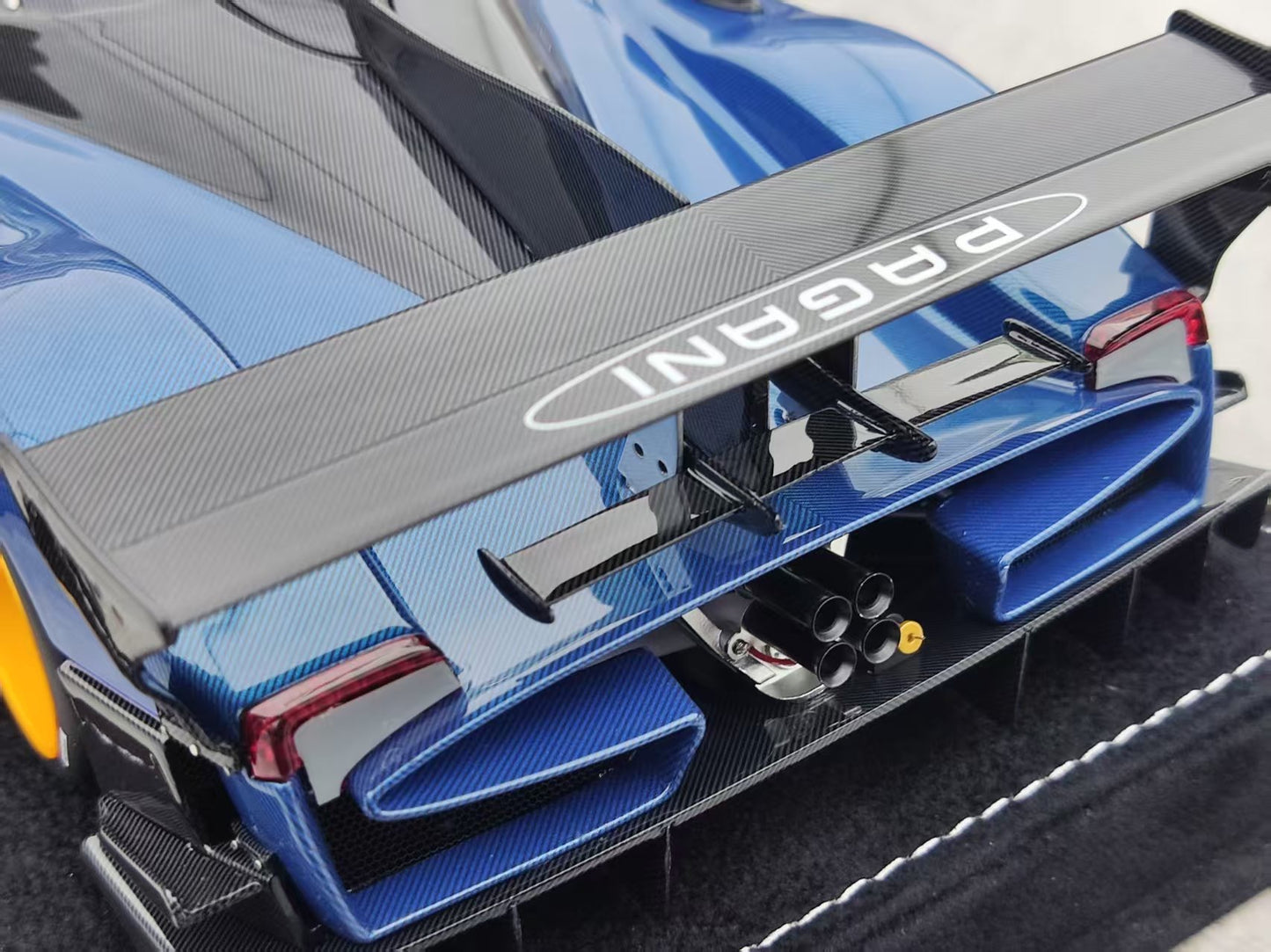 HH Model 1/18 Pagani Zonda R & Evolution Specials Blue & Black Double Carbon Italian Stripes HH566