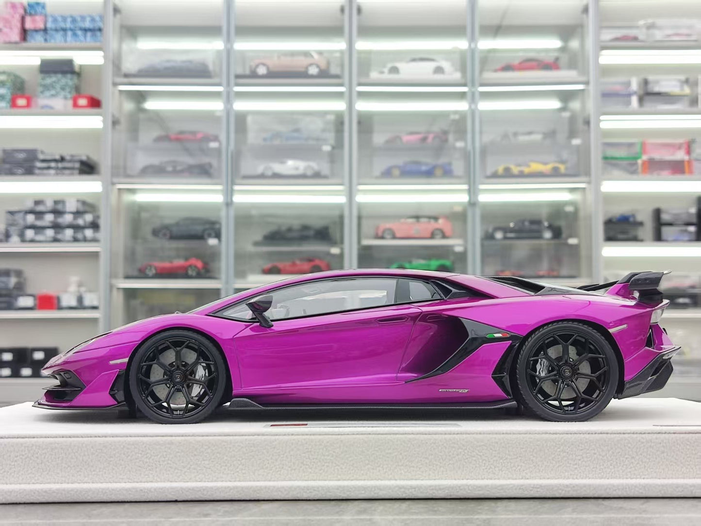 MAKEUP 1/18 Lamborghini Aventador SVJ Magenta EML025G