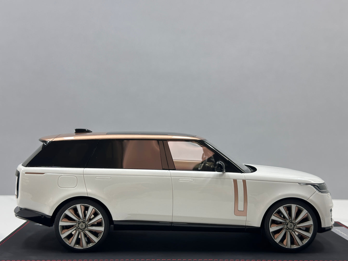 BBA MODEL 1:18 Land Rover Range Rover Autobiography — Pearl White with Platinum Roof (BBA065)