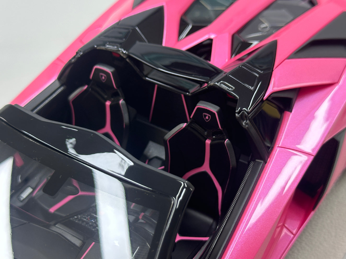 MAKEUP 1/18 Lamborghini Aventador LP750-4 SV Roadster 2015 Pink EML007H