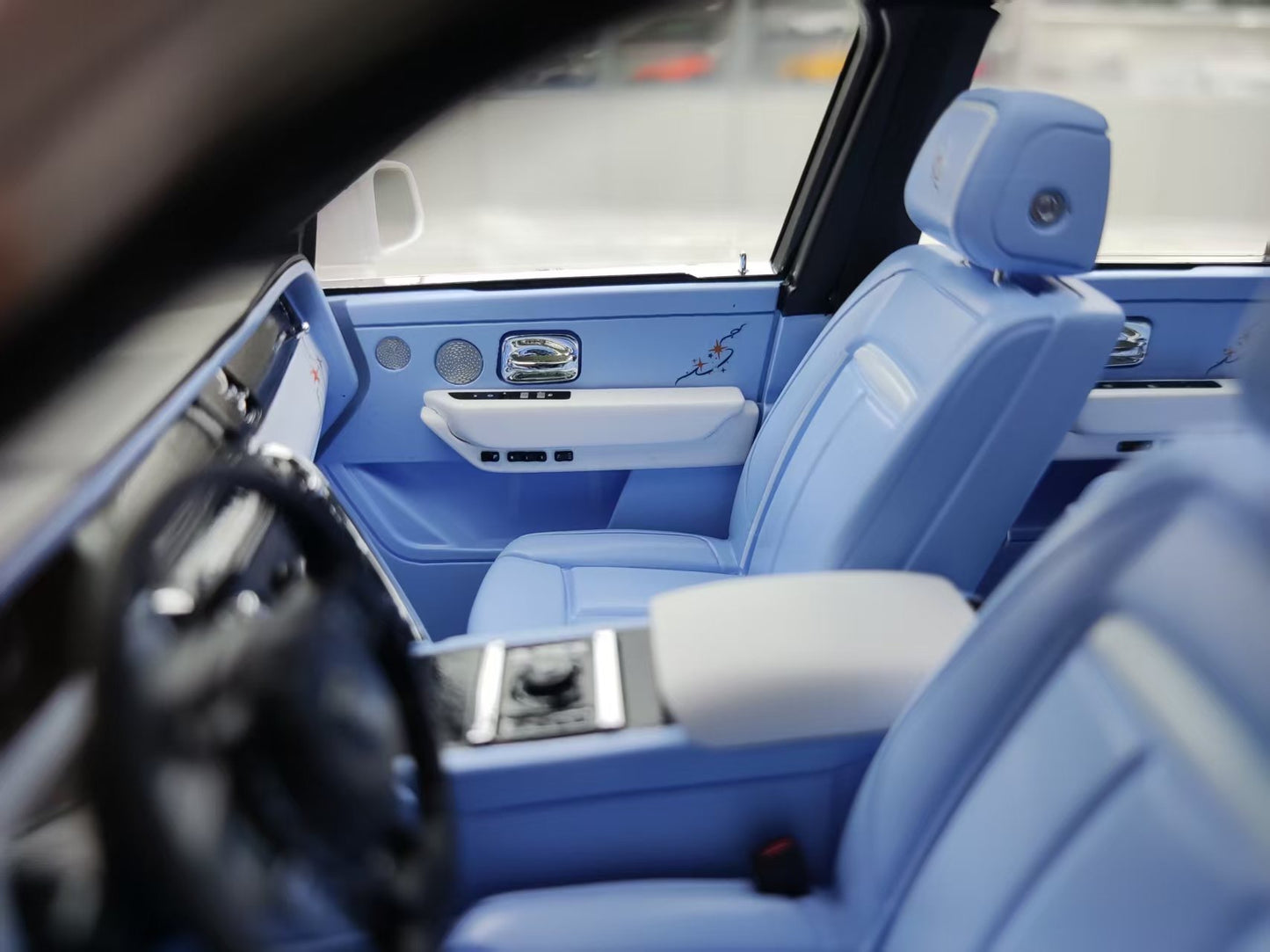 HH Model 1/18 Rolls-Royce Cullinan Cosmic Laser Color-Changing White HH543