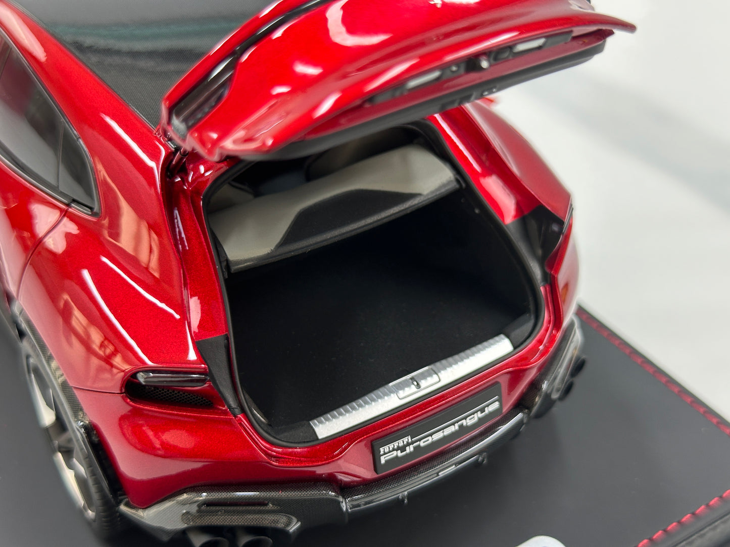 BBR 1/18 Ferrari Purosangue – Rosso Magma Metallic (Leather Base) – HE180052BDIE