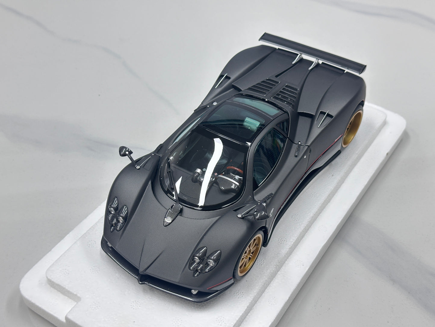 AR 1/18 Pagani Zonda F - 2005 Model - Matte Carbon Black with Red Stripes 850411001