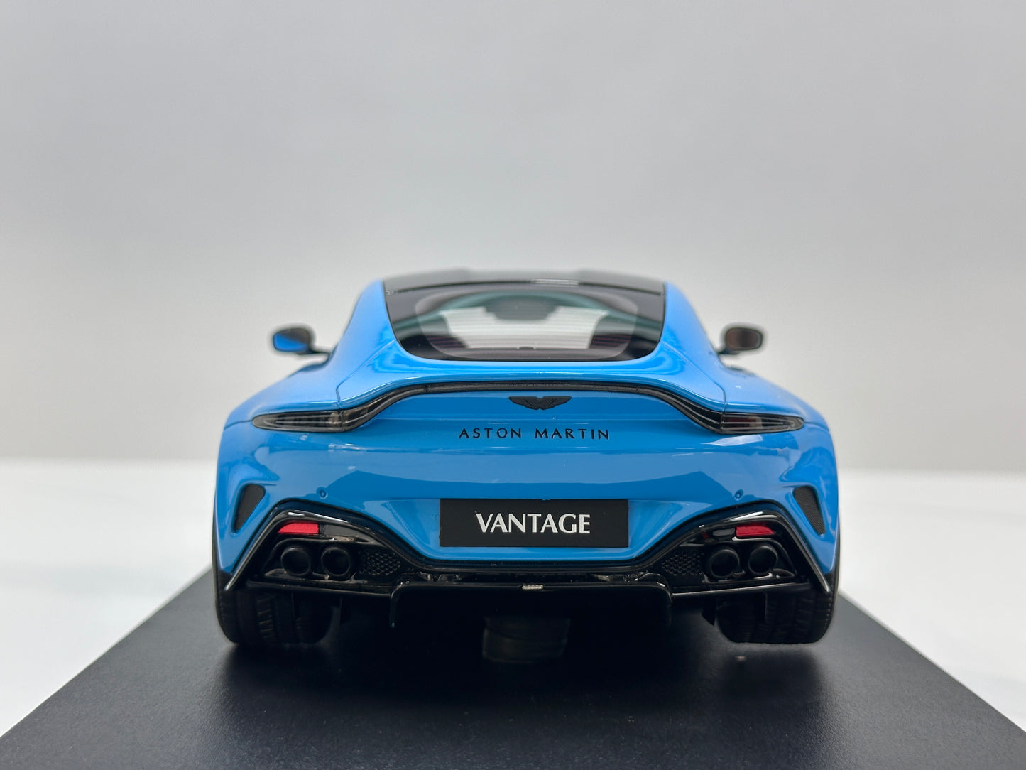 GT Spirit 1/18 Aston Martin Vantage Elwood Blue GT1008