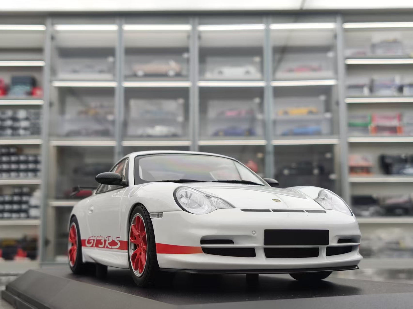 MINICHAMPS 1/18 Porsche 911 GT3 RS - 2002 White with Red Stripes 155062020