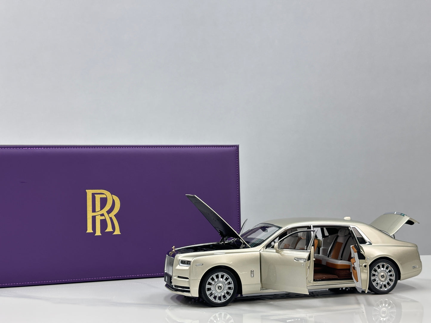 ZP 1/18 Rolls-Royce Phantom VIII (Gold Badge / Leather Suitcase Edition) – Champagne Gold (ZP116)