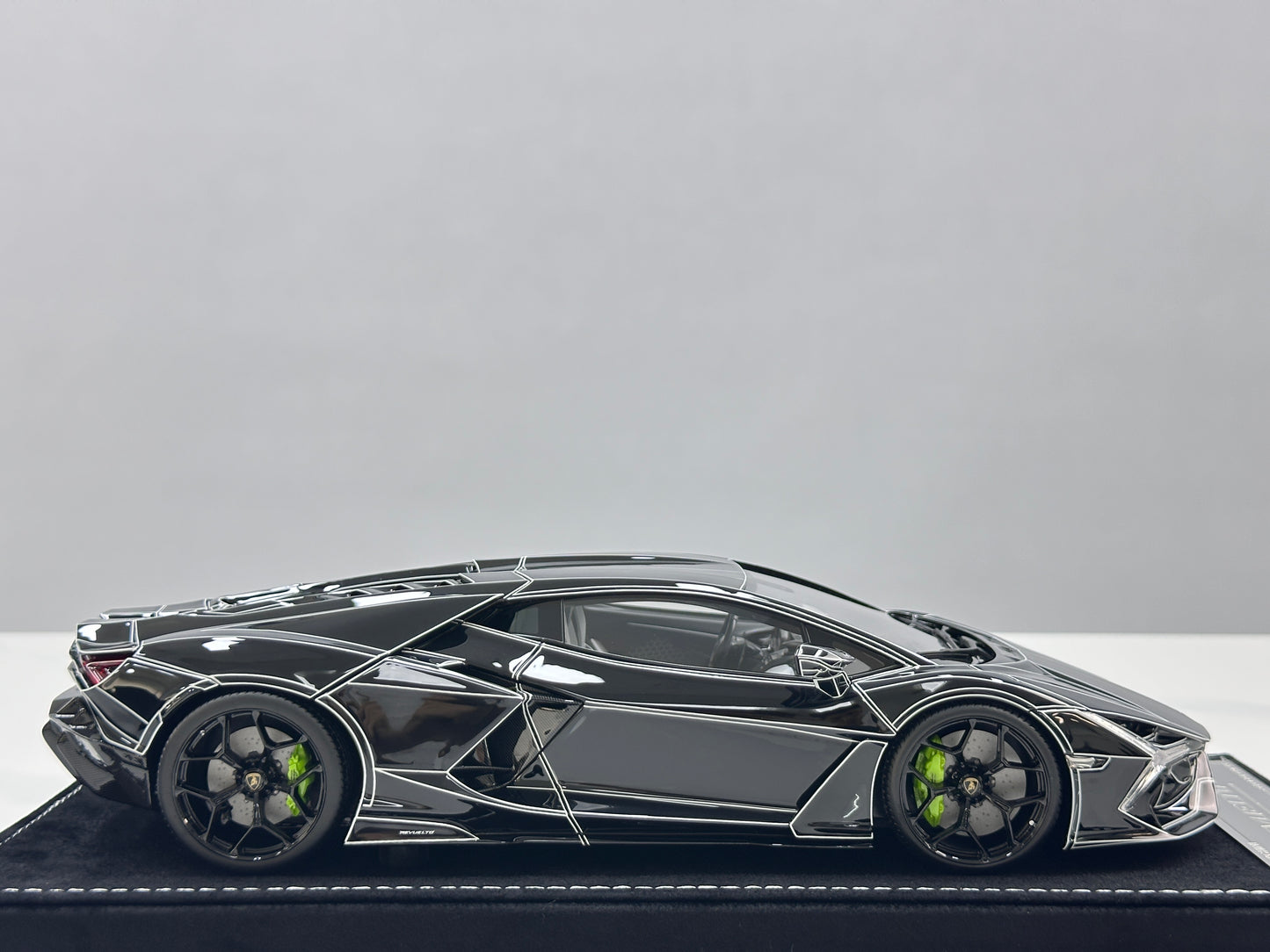HH Model 1/18 Lamborghini Revuelto Black Luminous Crackle Pattern HH625