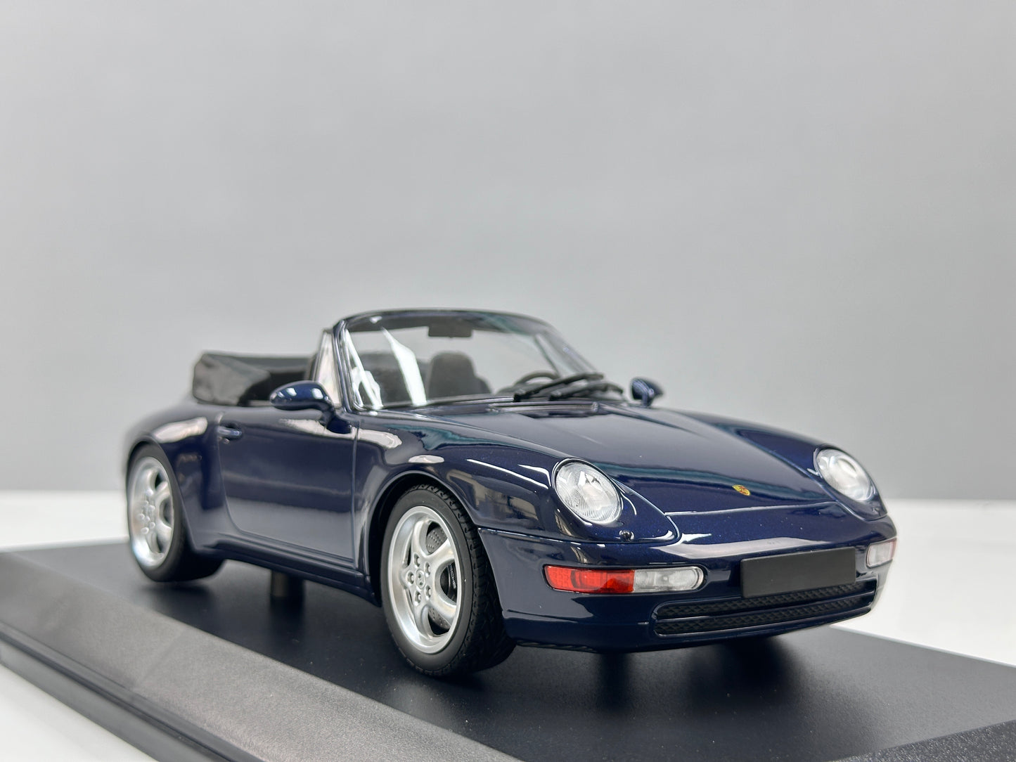 MINICHAMPS 1/18 Porsche 911 (993) Cabriolet Metallic Blue (155061130)
