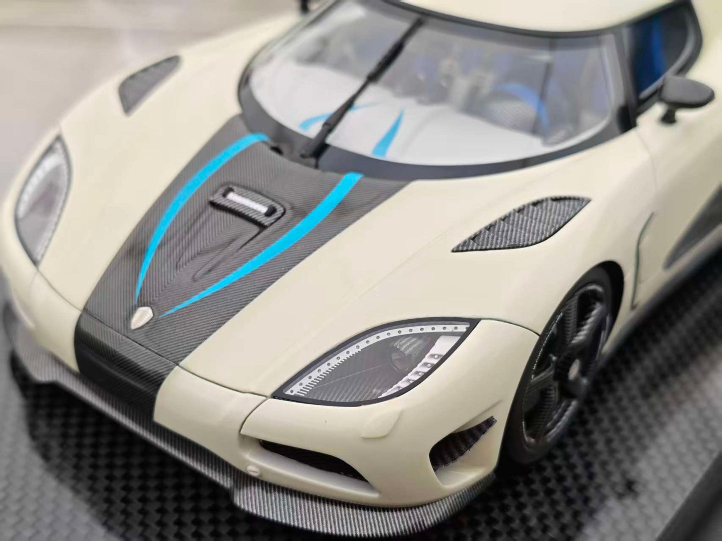 FRONTIART 1/18 Koenigsegg Agera S White with Blue Stripes FA178