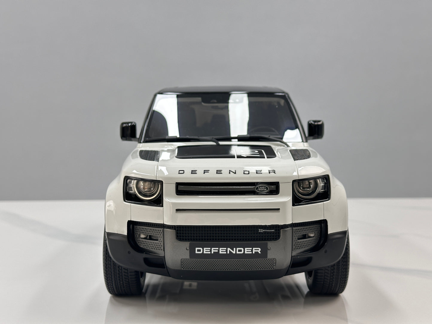 GT Spirit 1/12 Land Rover DEFENDER 110 P400X White GT554