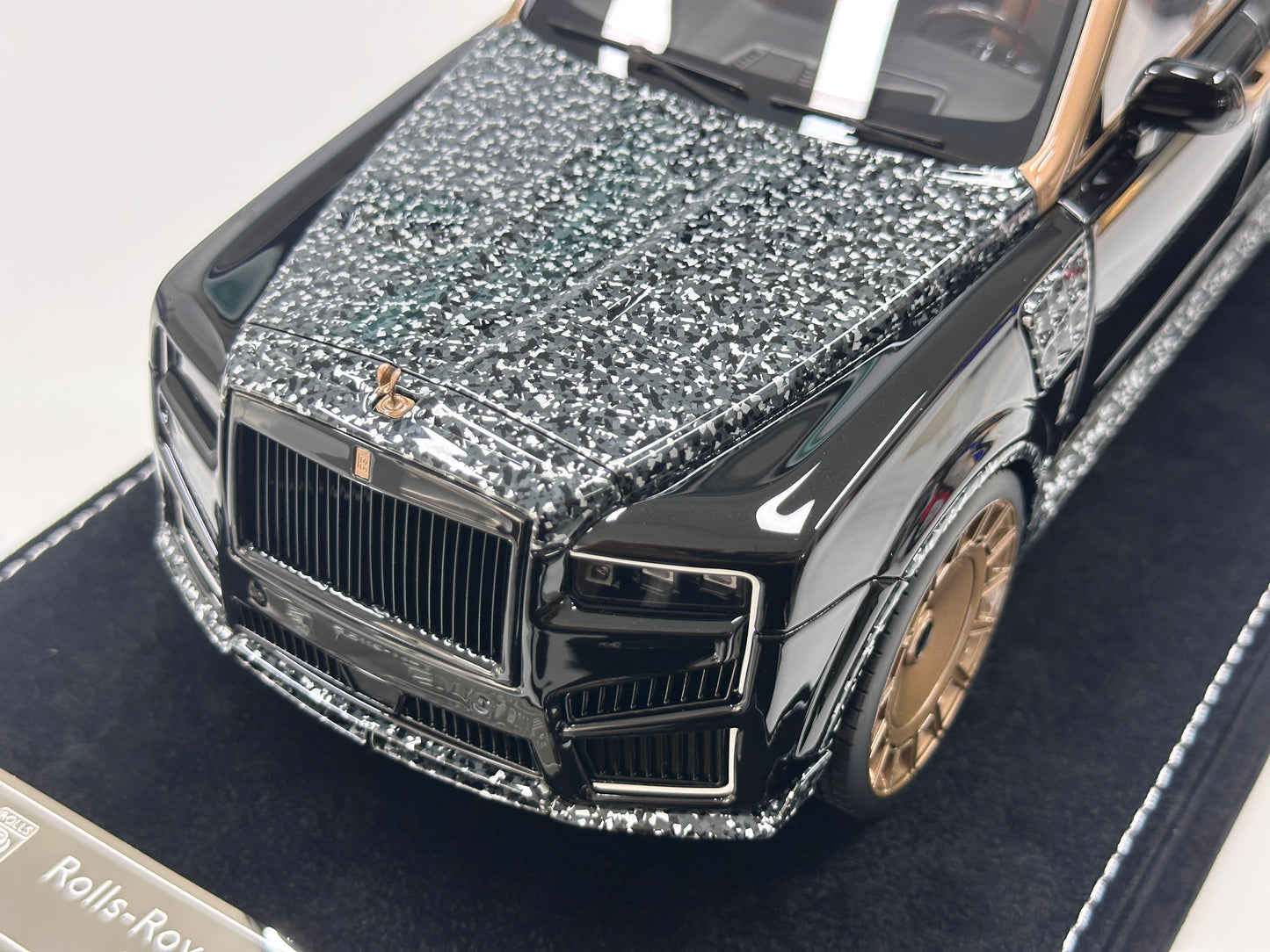 HH MODEL 1/18 Rolls-Royce Cullinan Series II MANSORY – Piano Black / Gold Plated (HH699)