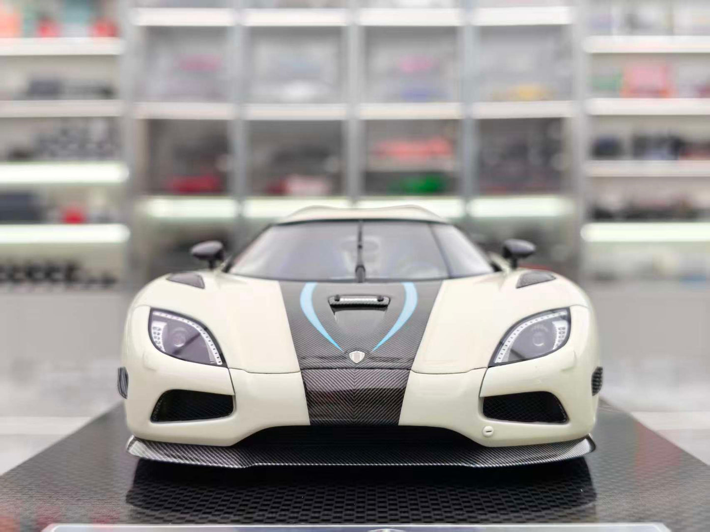 FRONTIART 1/18 Koenigsegg Agera S White with Blue Stripes FA178