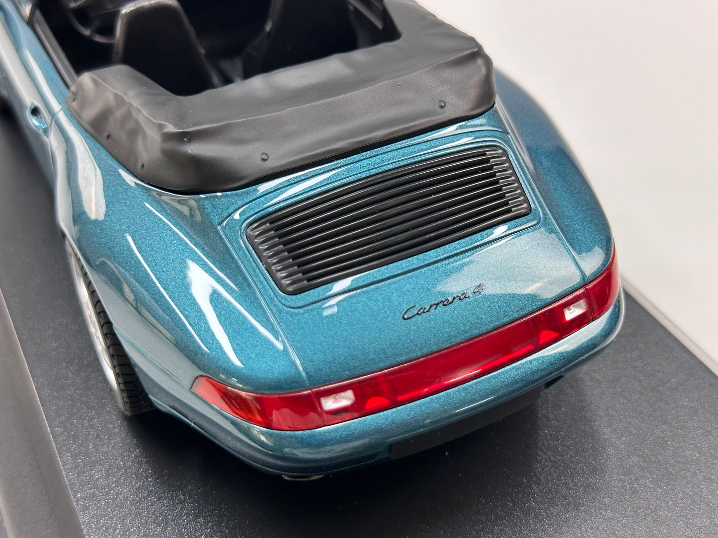 MINICHAMPS 1/18 Porsche 911 (993) Cabriolet – Metallic Green (155061132)