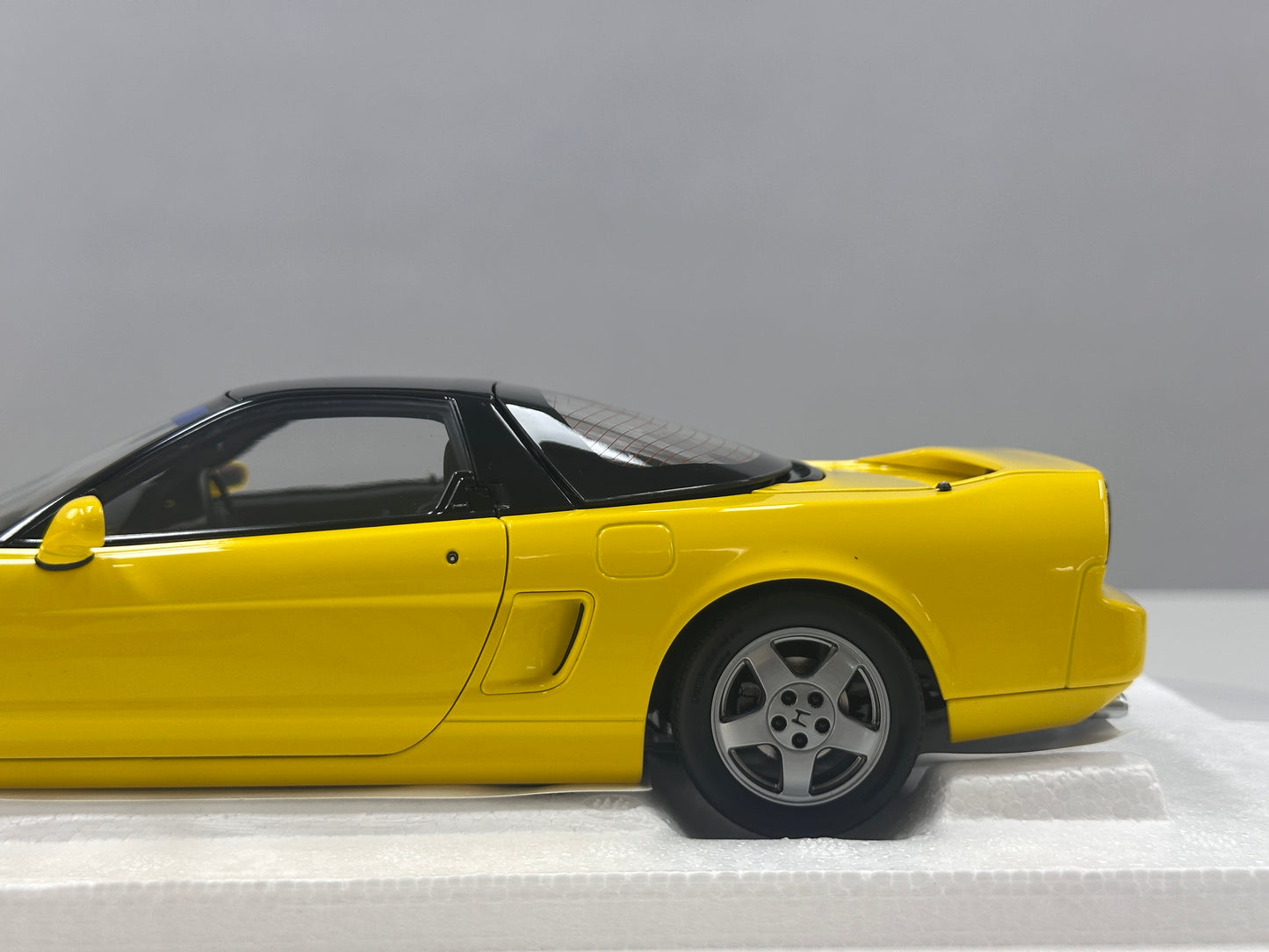 LCD 1/18 Honda NSX 1st Generation (MK1/NA1) Yellow LCD18022-YE