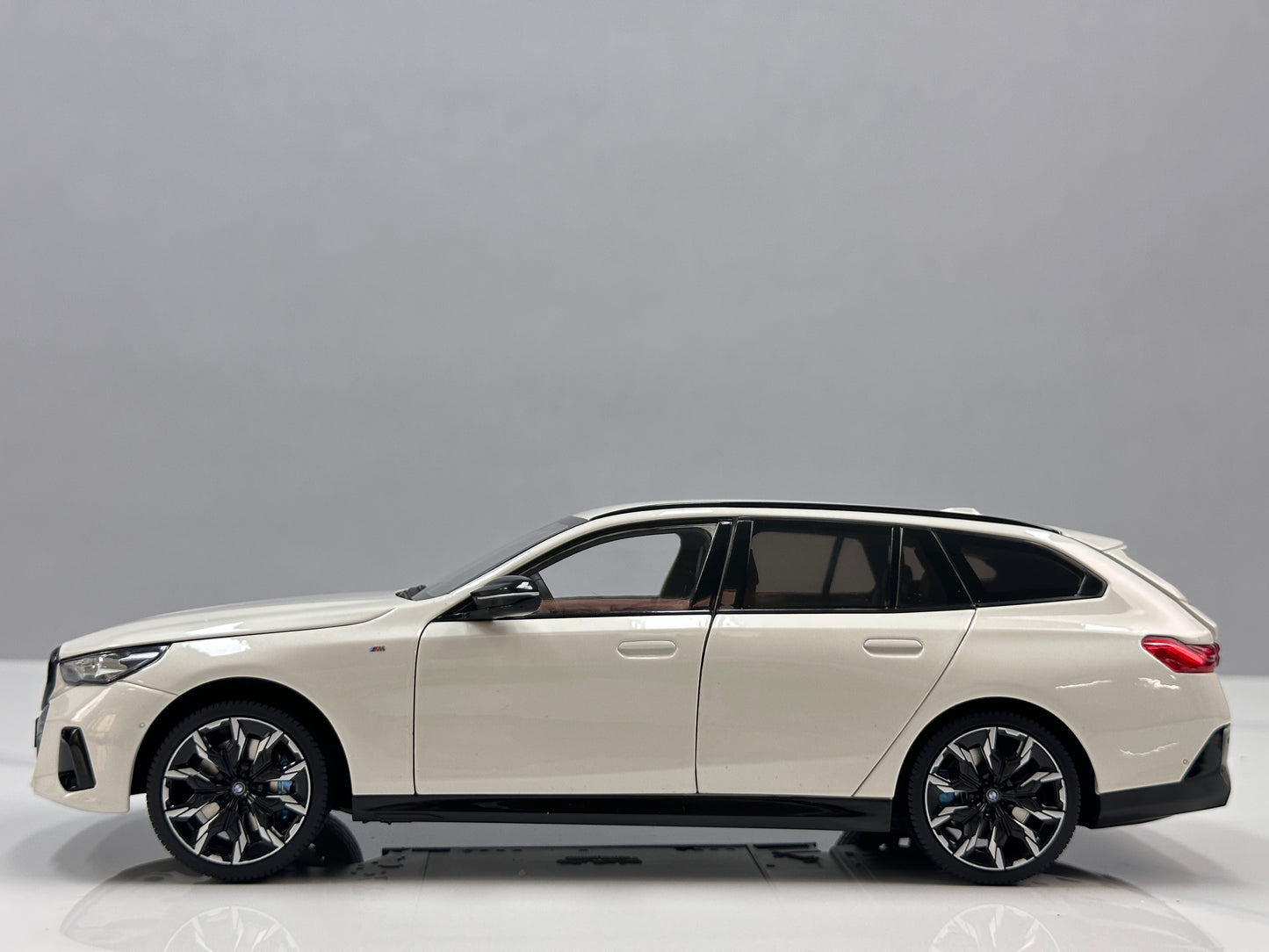 MINICHAMPS 1/18 BMW i5 M60 Touring 2024 Metallic White 110023601