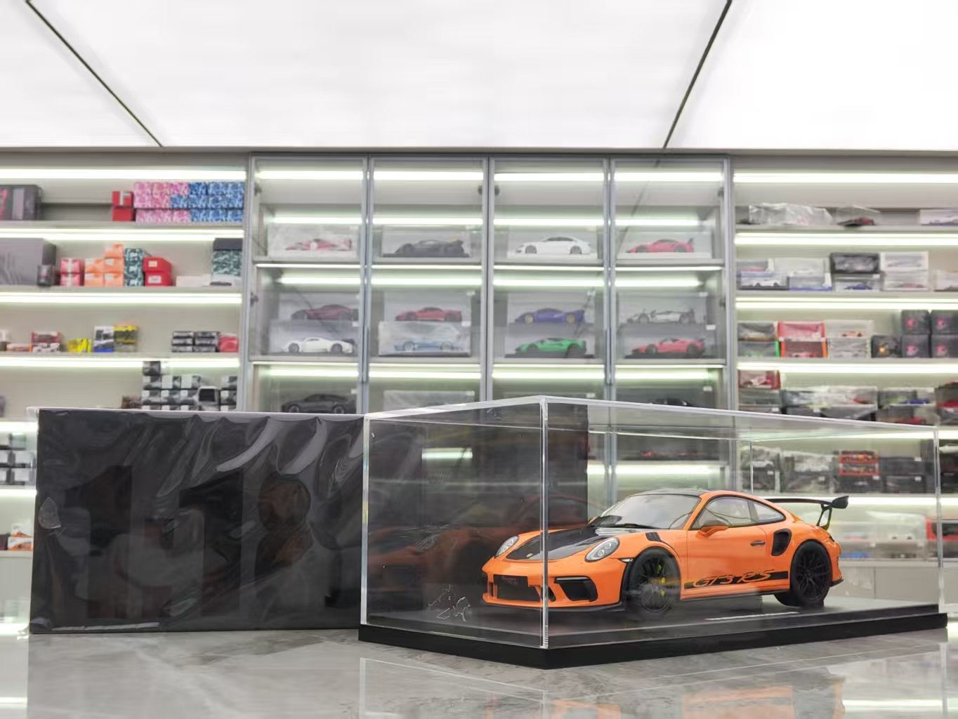 GT SPIRIT 1/18 Porsche 911 GT3 RS Car Model CLDC044