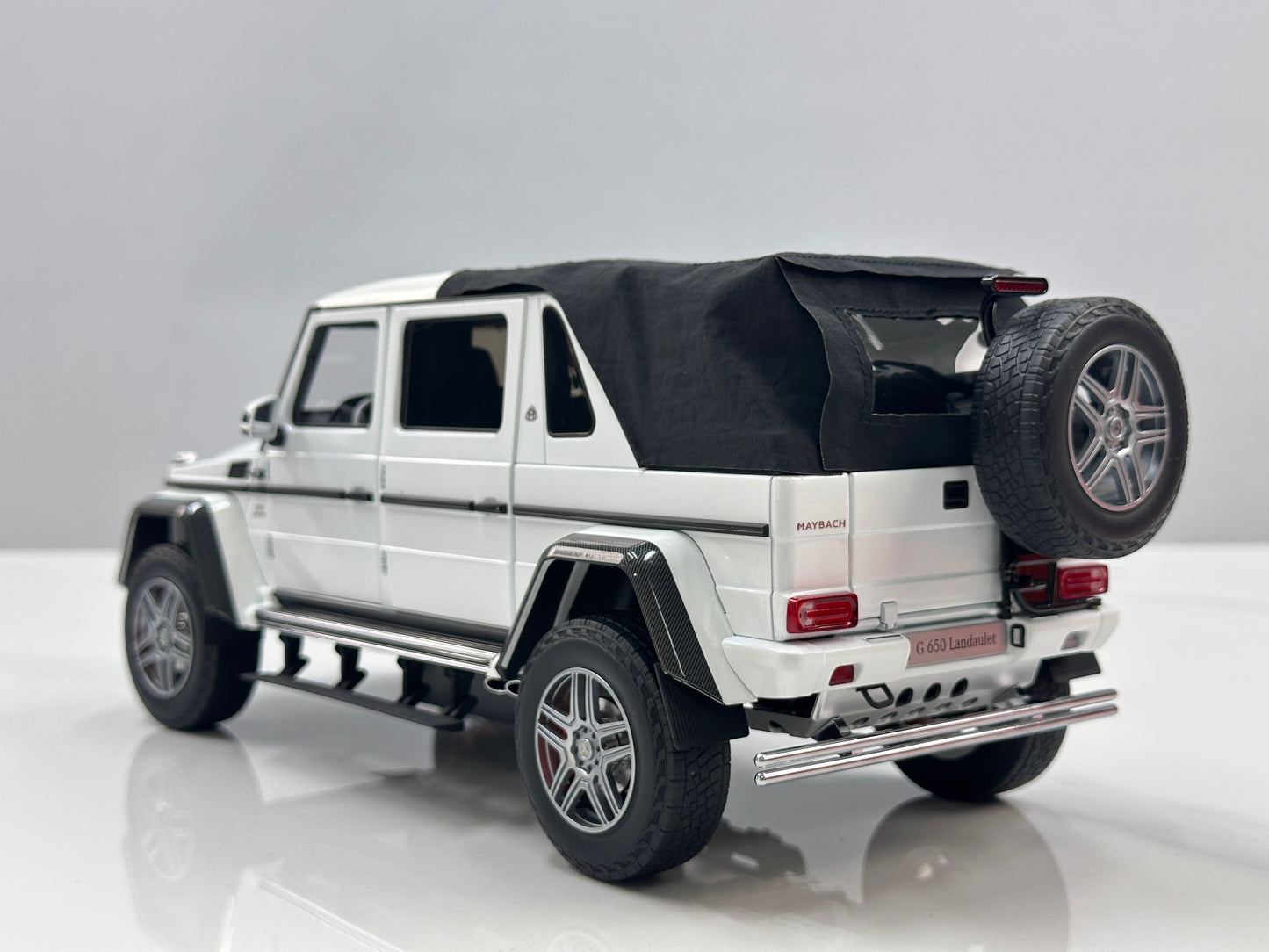 Almost Real 1/18 Mercedes-Benz G 650 Landaulet Metallic White 820213