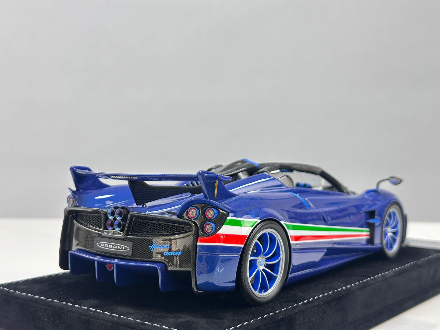 HH Model 1/18 Pagani Huayra Air Force Edition HH664