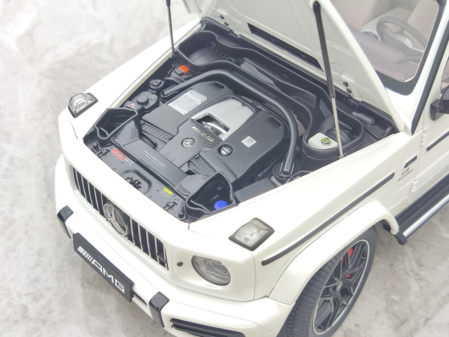 AUTO Art 1/18 Mercedes-Benz AMG G63 2019 Metallic White Simulation Model Car 76356