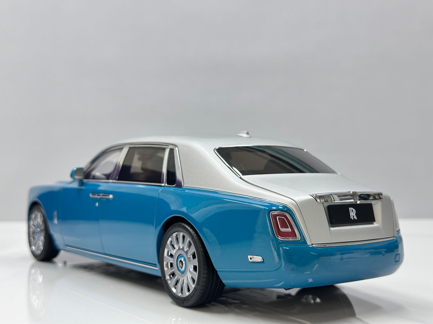 ZP 1/18 Rolls-Royce Phantom VIII – Silver/Turquoise Blue (ZP120)