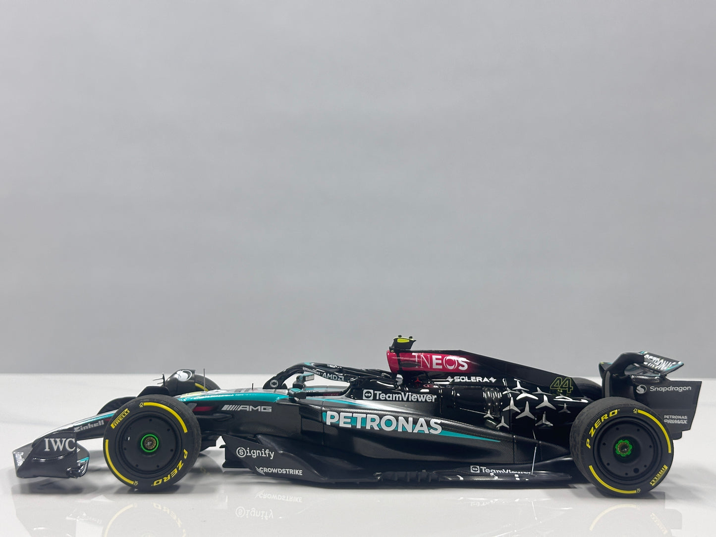 MINICHAMPS 1/18 Mercedes-AMG PETRONAS Formula One Team F1 W15 E Performance (Black & Green Livery) 110242444