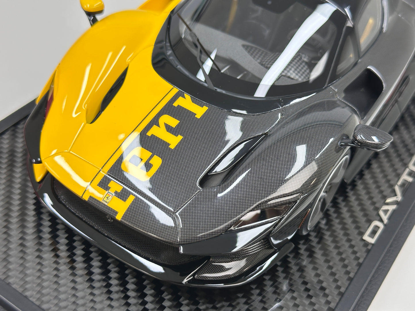 BBR 1:18 Ferrari Daytona SP3 (Red Box Edition) – Modena Yellow + Black Carbon Fiber (P18224TMOCH)