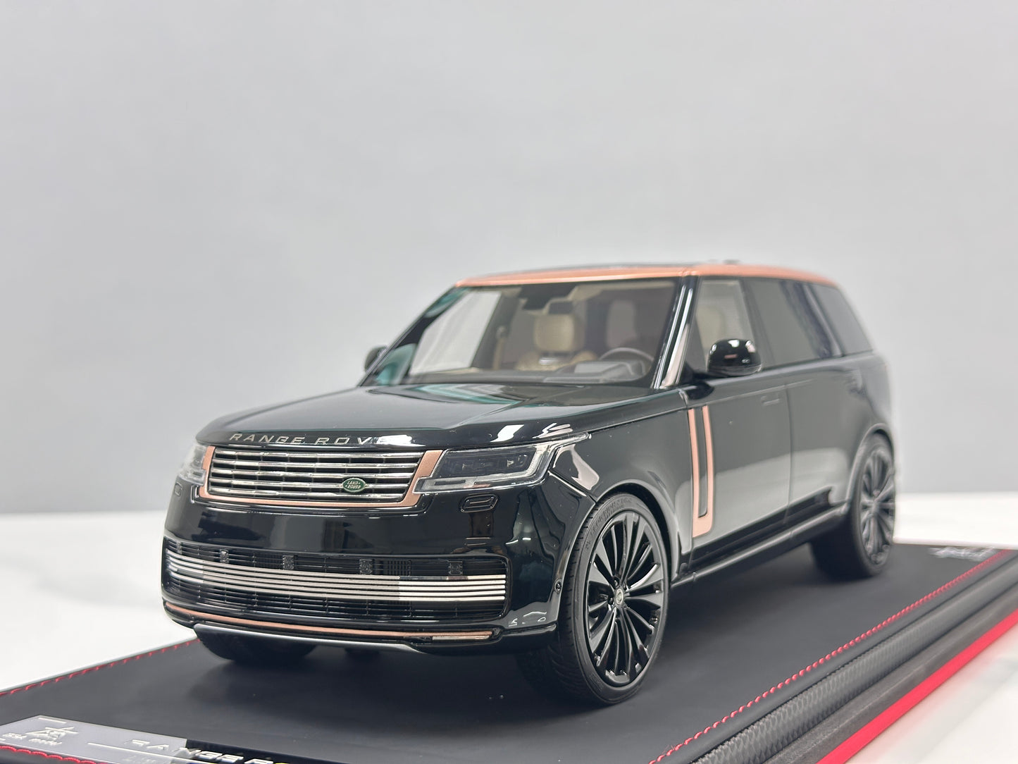 BBA MODEL 1:18 Land Rover Range Rover Autobiography – Black & Gold (BBA066)
