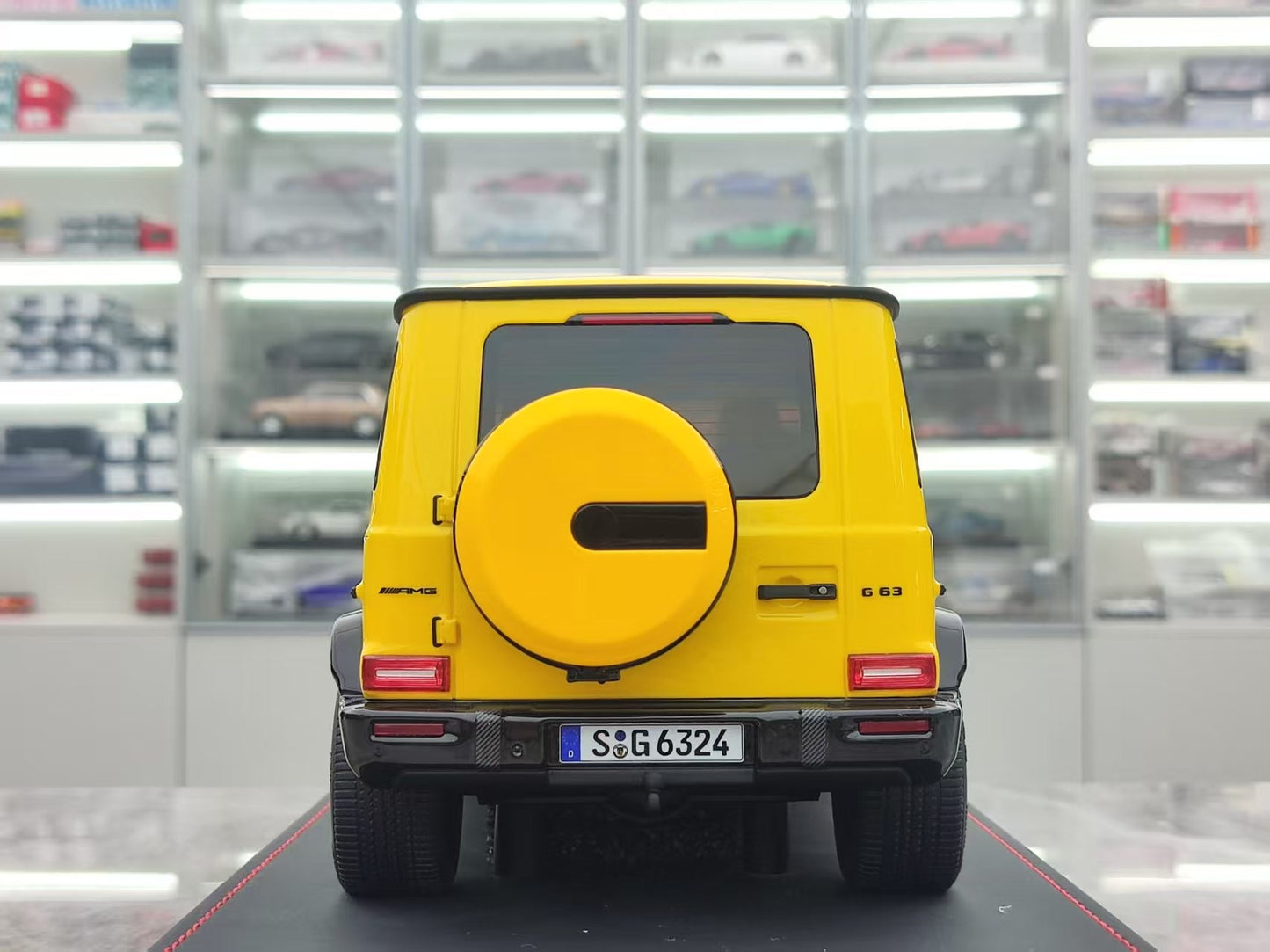 BBA MODEL 1/18 Mercedes-Benz G63 AMG Yellow Model Car BBA027