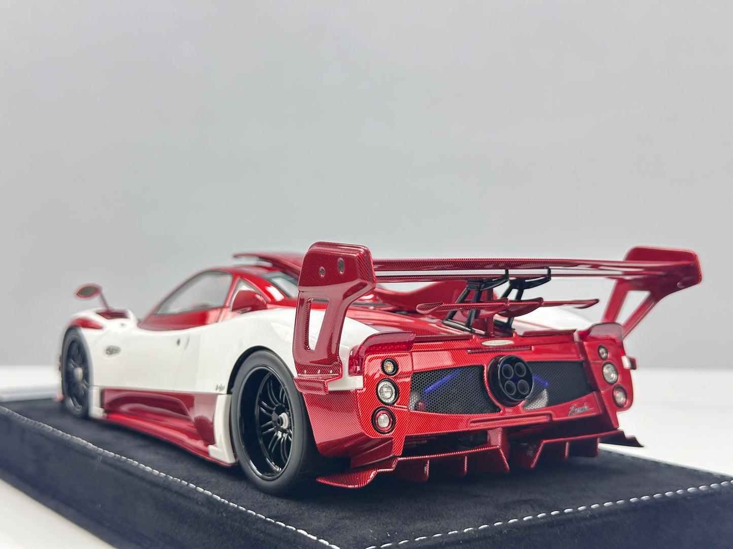 HH Model 1/18 Pagani Zonda (Red & White Carbon Fiber) HH676