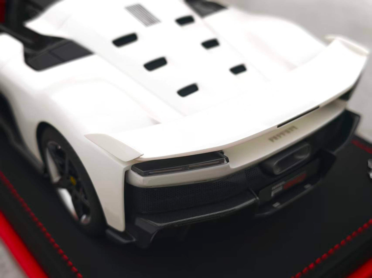 MR 1/18 Ferrari F80 Italian White FE045C