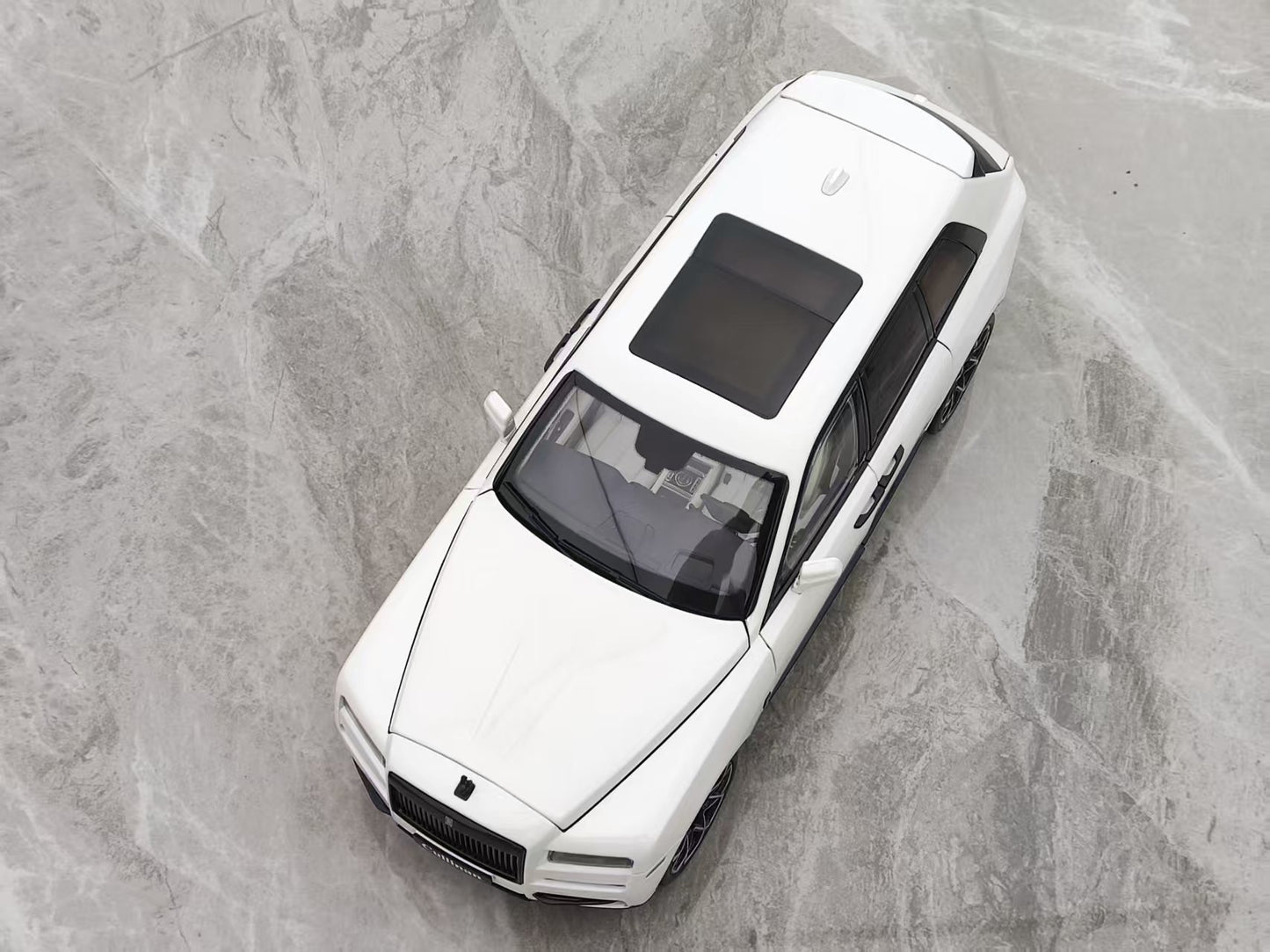 ZP 1/18 Rolls-Royce Cullinan BB Fishing Seat Edition, Leather Suitcase Version, Metallic White ZP112
