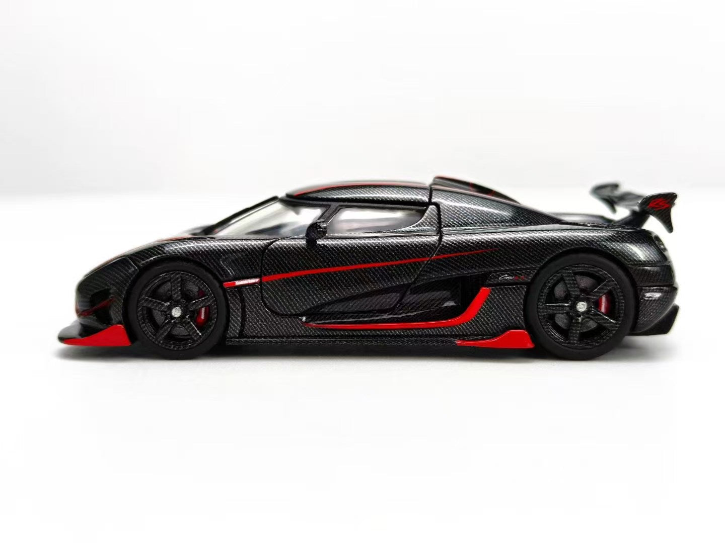 Frontiart 1/64 Koenigsegg Agera RS Genesis Carbon + Red Stripes