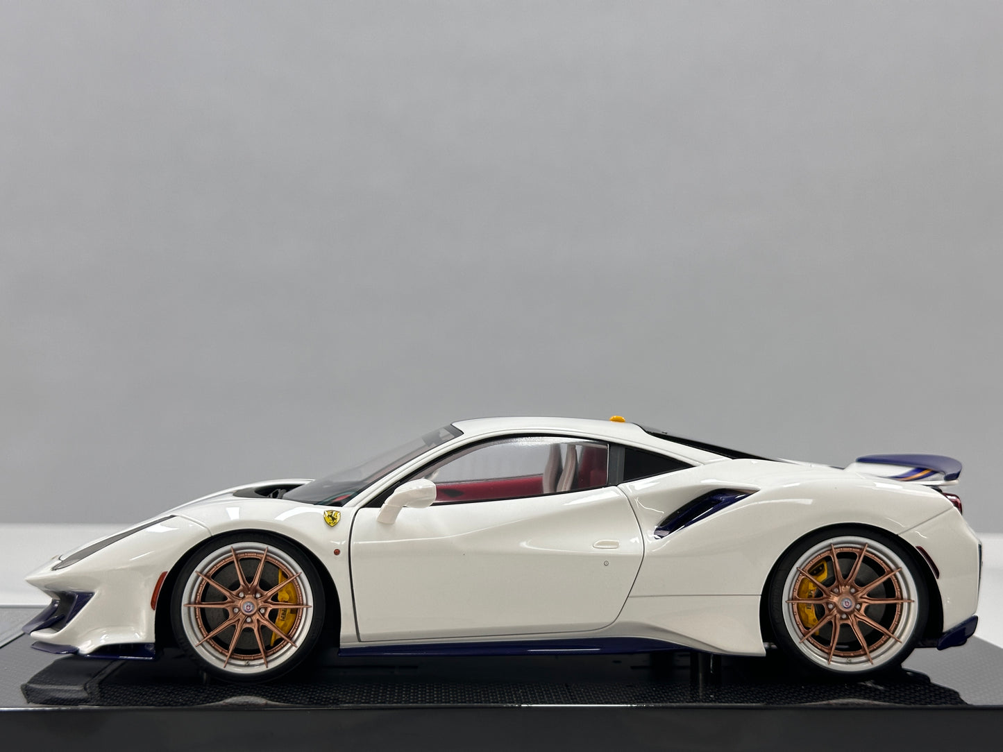 DM Pro 1:18 Ferrari 488 pista  – Black Base, Style E – White – Full-Opening Resin Model (DGP005B)