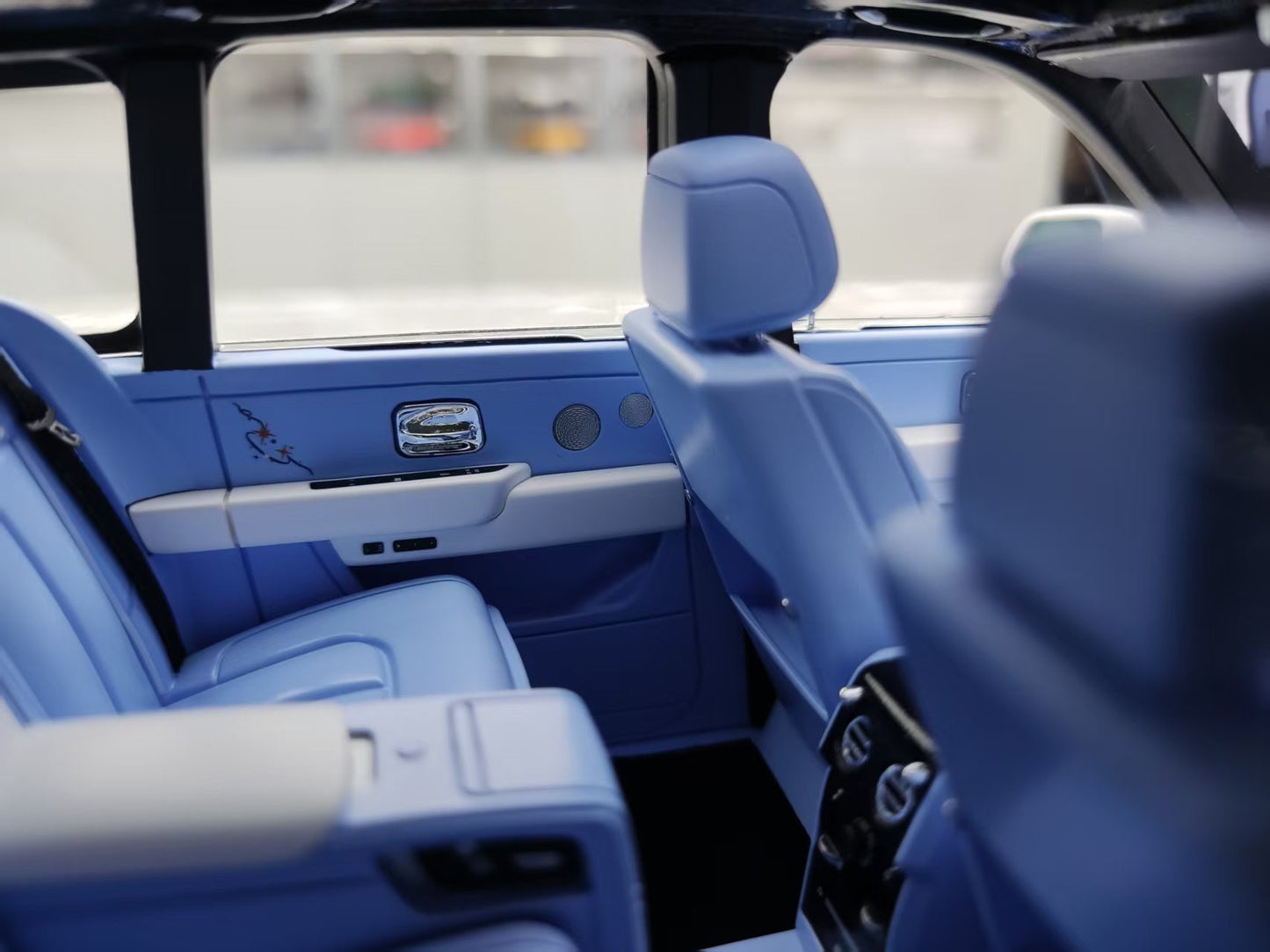 HH Model 1/18 Rolls-Royce Cullinan Cosmic Laser Color-Changing White HH543