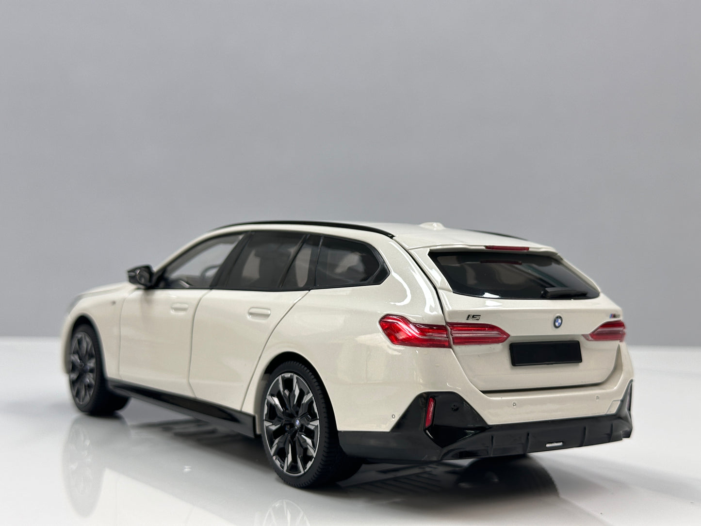 MINICHAMPS 1/18 BMW i5 M60 Touring 2024 Metallic White 110023601