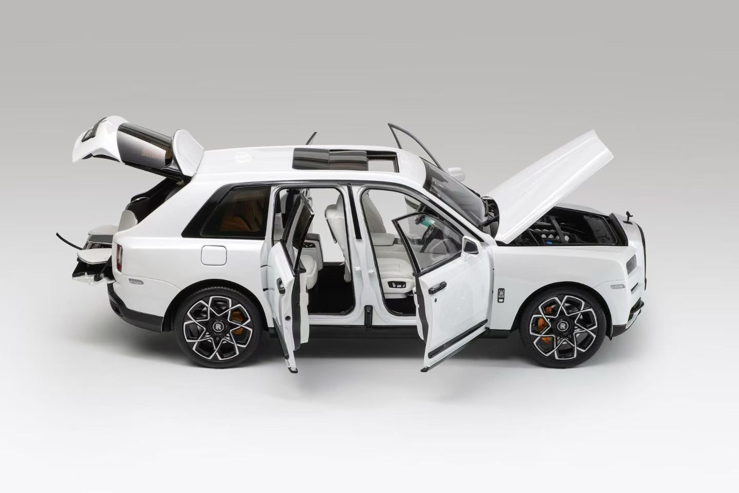 OEM leather version, 1/18 scale alloy full-opening Rolls-Royce Cullinan BB fishing seat version