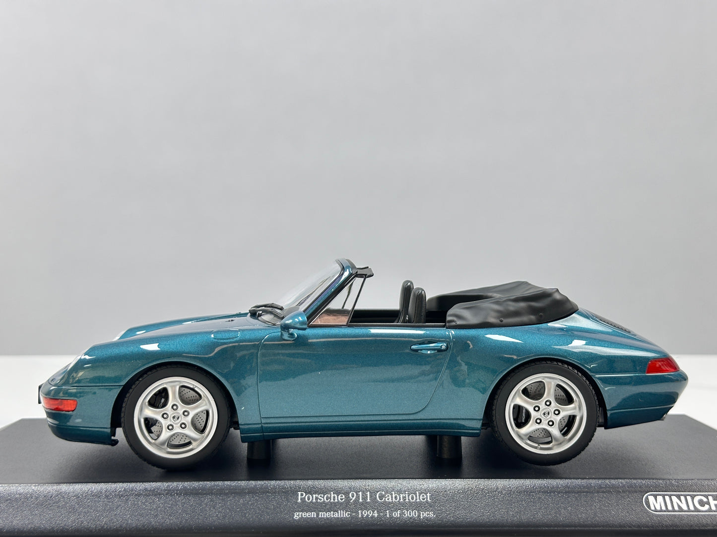 MINICHAMPS 1/18 Porsche 911 (993) Cabriolet – Metallic Green (155061132)