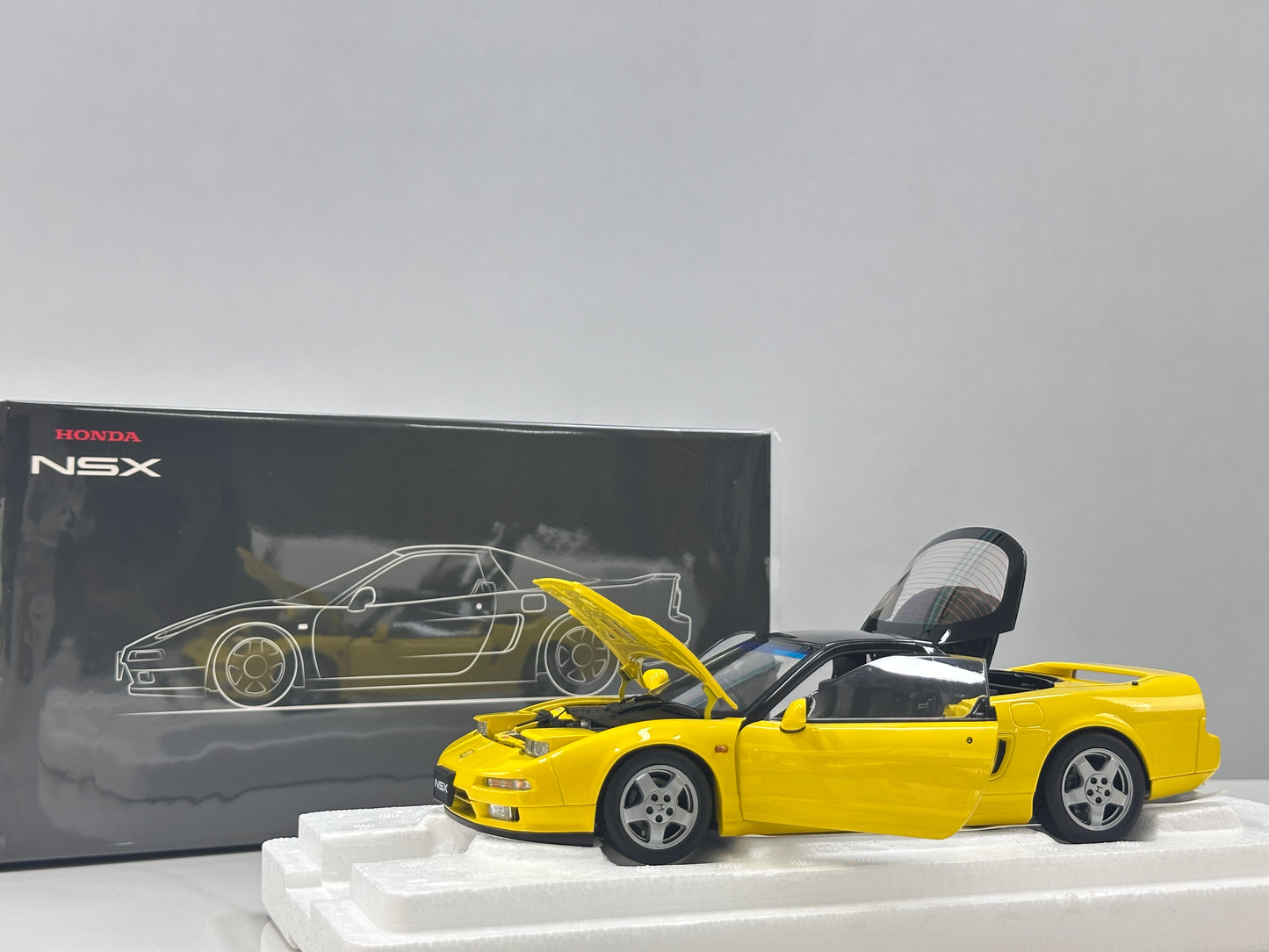 LCD 1/18 Honda NSX 1st Generation (MK1/NA1) Yellow LCD18022-YE