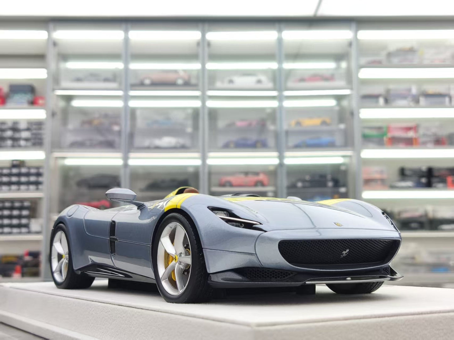 HERMES COLLECTION 1/18 Ferrari Monza SP1 Silver with Yellow Stripes HC007