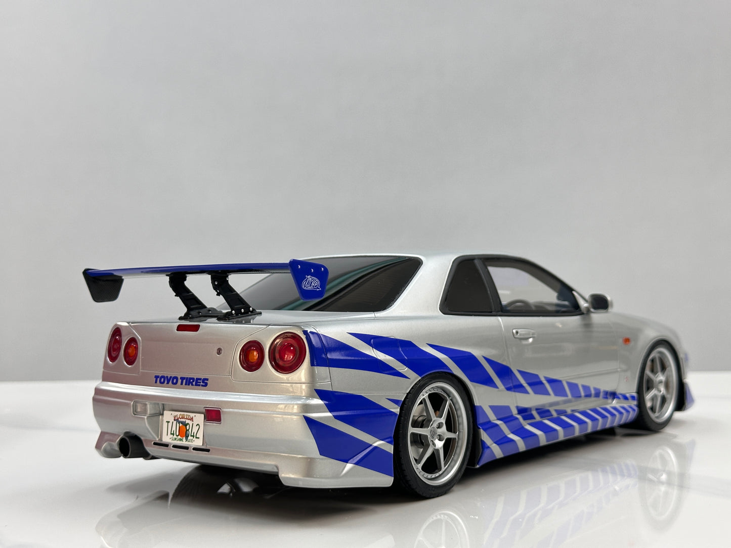 KYOSHO 1/12 Nissan Skyline R34GT-R2001 (Fast & Furious) Silver/Blue Striped KSR12007A