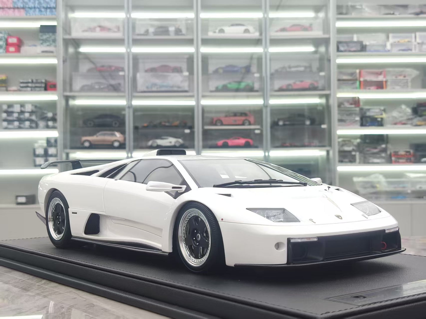 GL 1/12 Lamborghini Diablo GT Pearl White JS-GL007