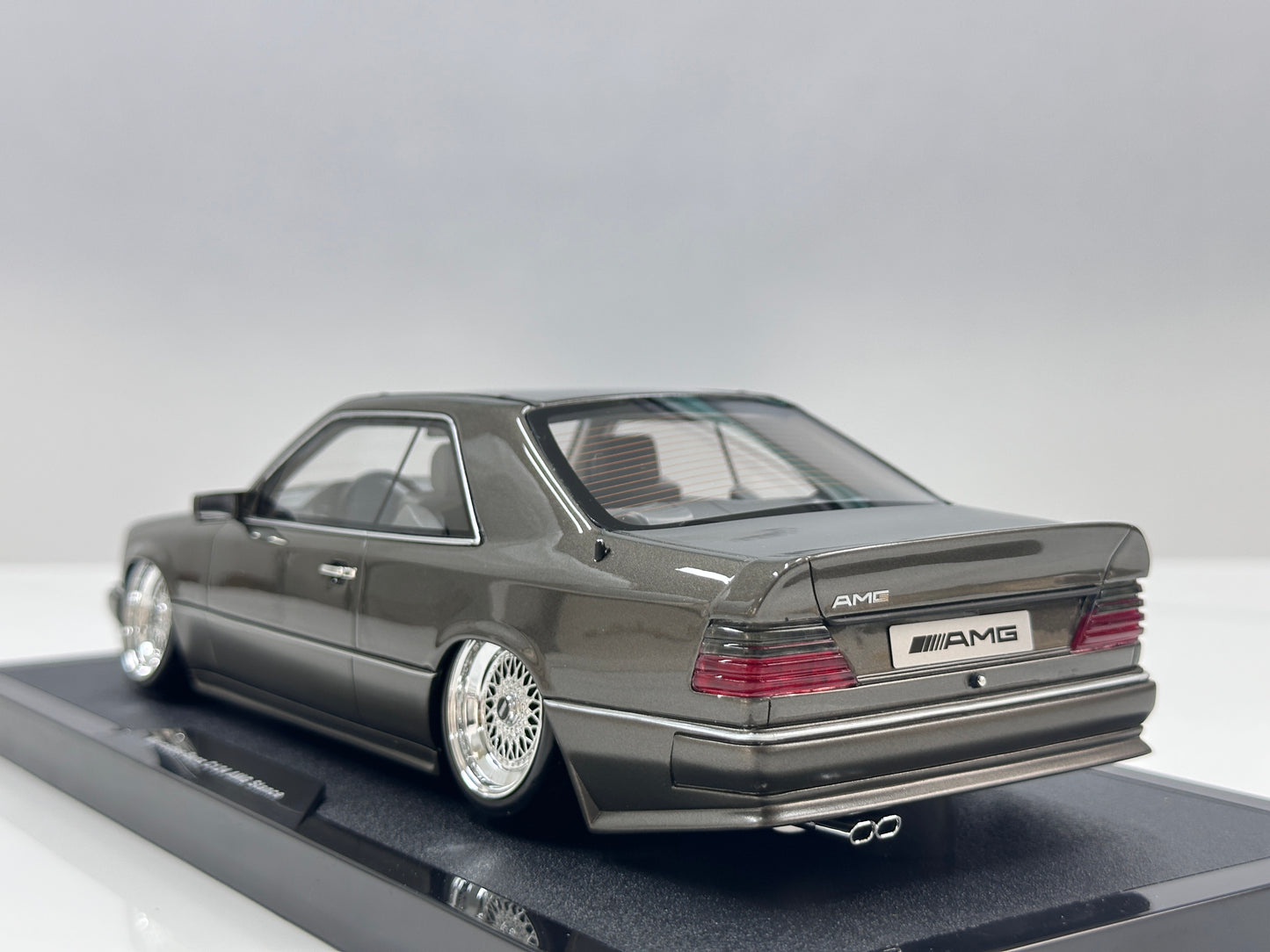 OTTO 1/18 Mercedes-Benz C124 AMG "Stance" – Anthracite Grey (OT1241)