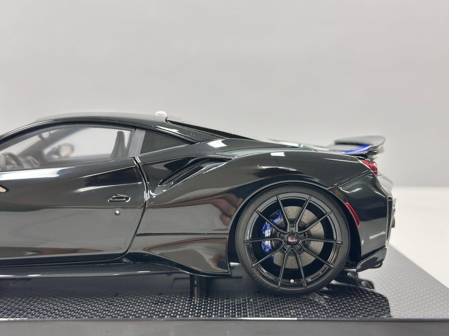 DM Pro 1:18 Ferrari 488P – Black Base, Style F – Black – Fully Opening Resin Model (DGP006B)