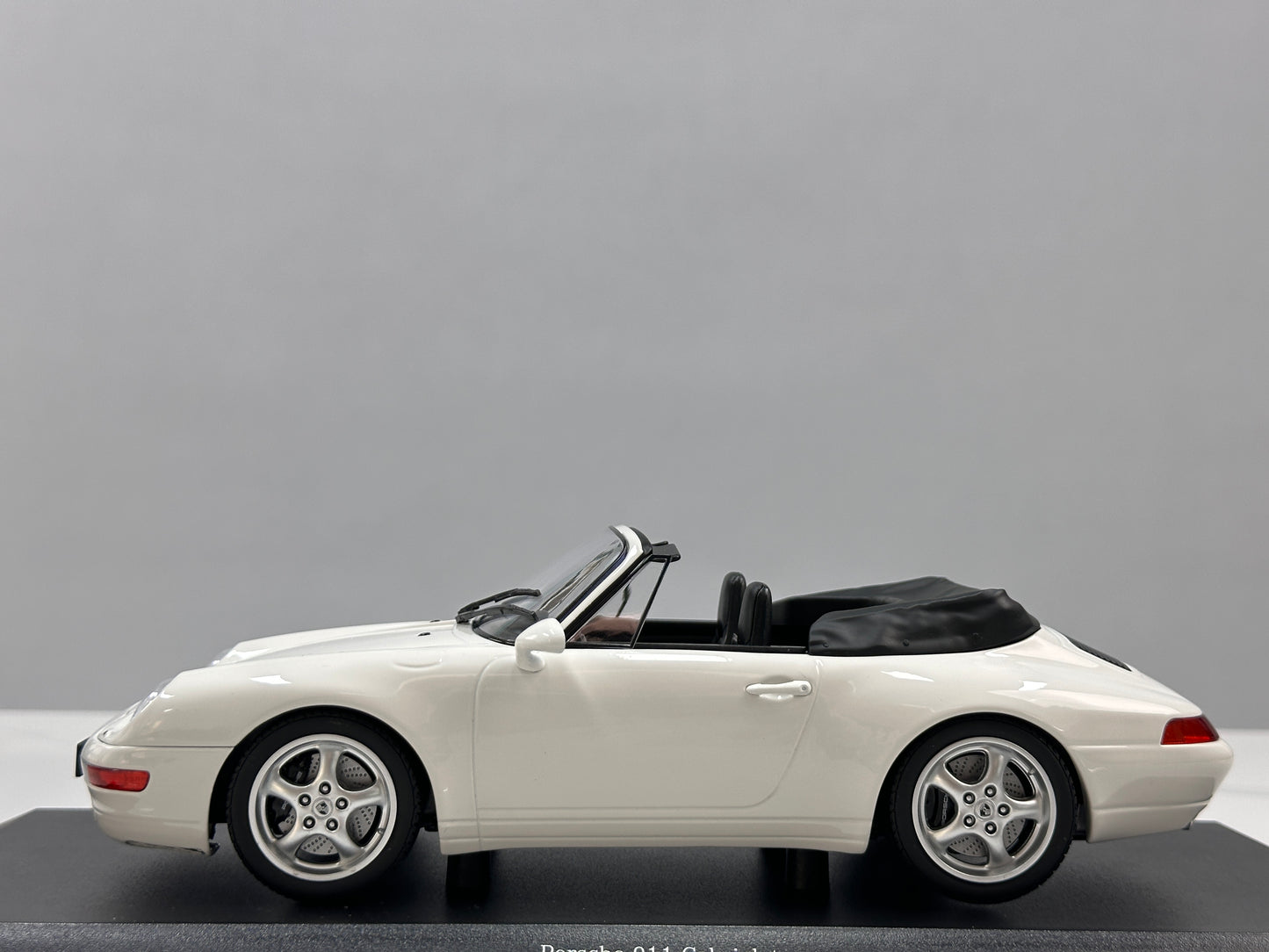 MINICHAMPS 1/18 Porsche 911 (993) Cabriolet White 155061131