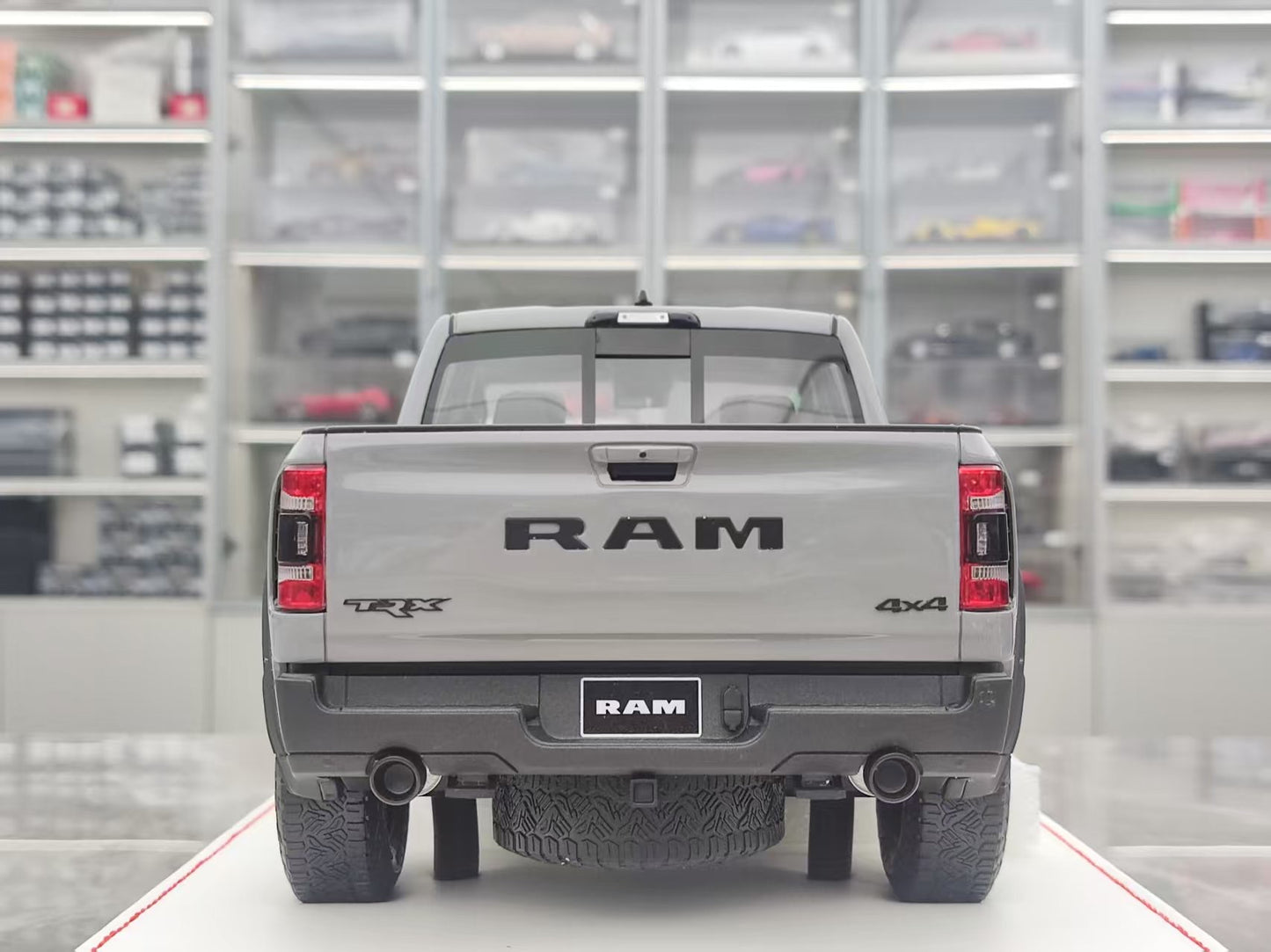 DiAMAanD 1/18 Dodge Ram TRX (Gray) DIA001