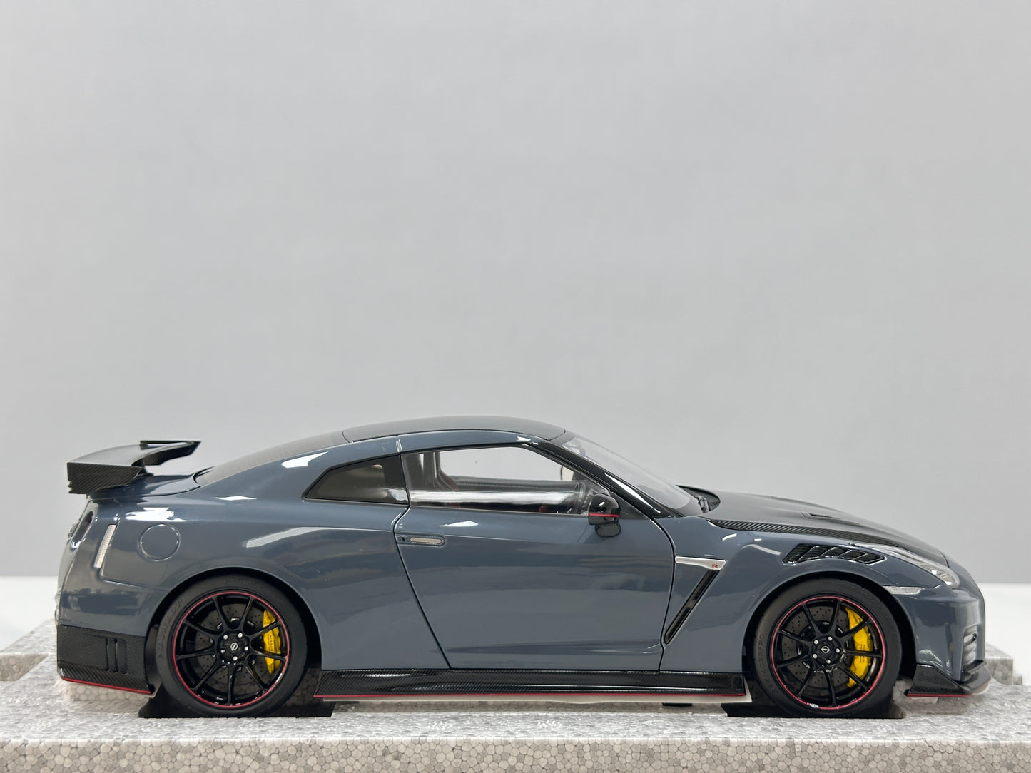MOTORHELIX 1/18 Nissan GT-R NISMO (R35) Special Edition 2022 Stealth Grey MH369