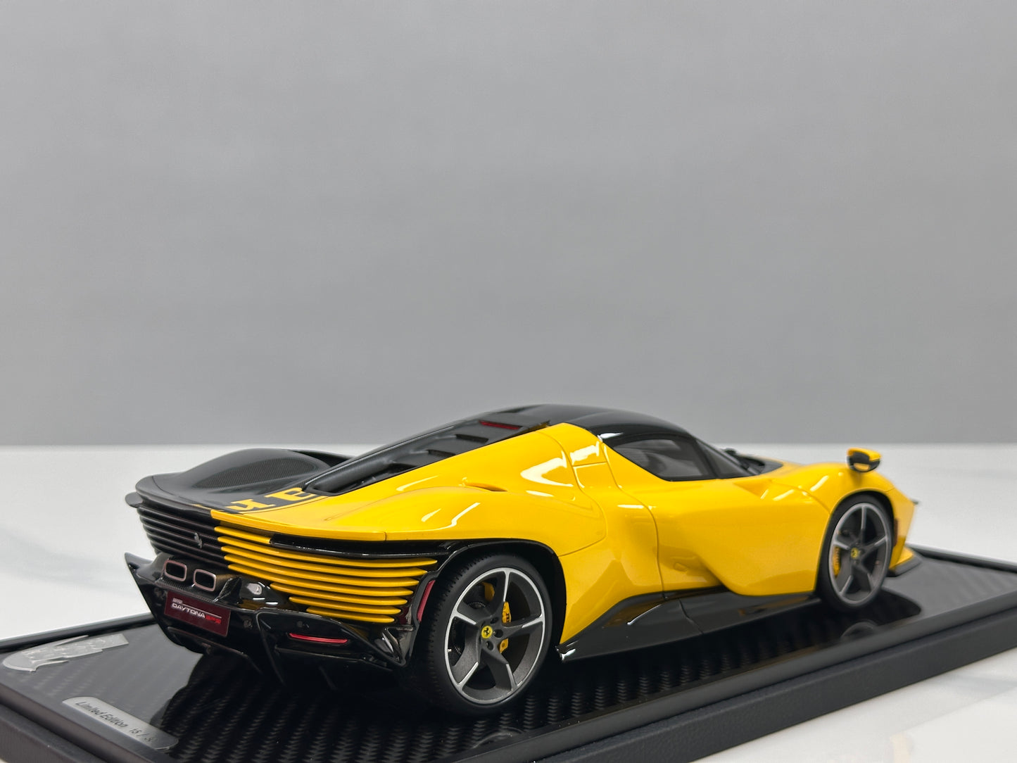 BBR 1:18 Ferrari Daytona SP3 (Red Box Edition) – Modena Yellow + Black Carbon Fiber (P18224TMOCH)
